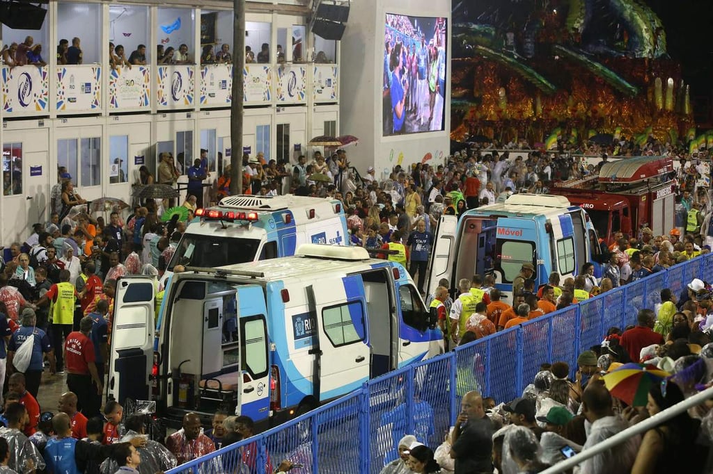 Accidente con 20 heridos marca primera noche en Sambódromo de Río