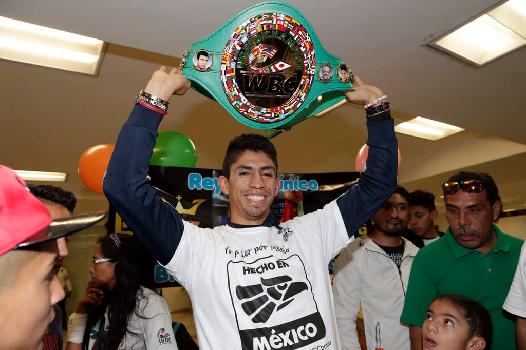 El nuevo 'Rey' del boxeo mexicano está en casa