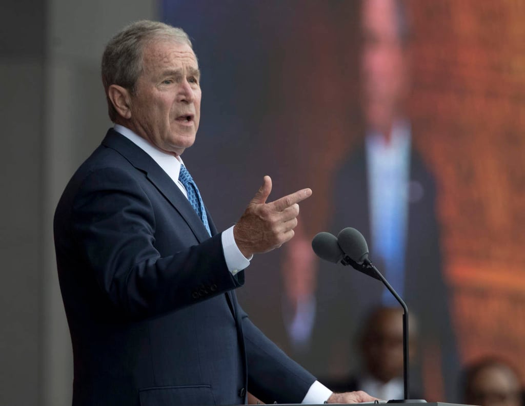 Critica Bush ataques a la prensa y políticas migratorias de Trump