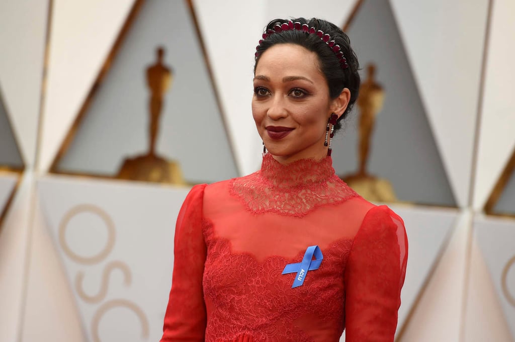 ¿Por qué famosos lucieron un listón azul en los Oscar?