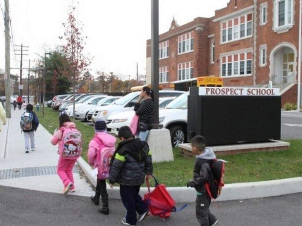 Pide NY a escuelas proteger a niños migrantes