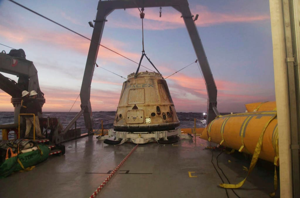 SpaceX enviará a dos turistas a un viaje alrededor de la Luna