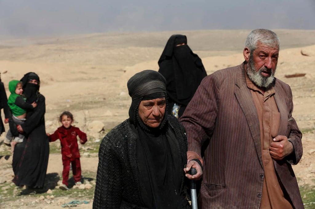 Huyen miles del oeste de Mosul por combates contra el EI