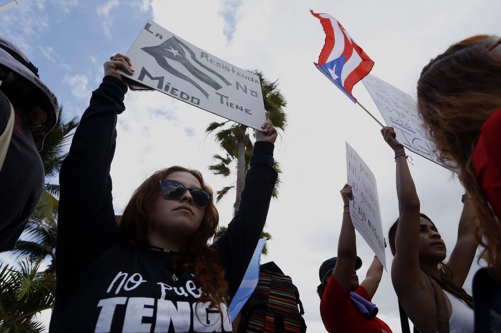 Queman banderas de EU en manifestaciones en Puerto Rico