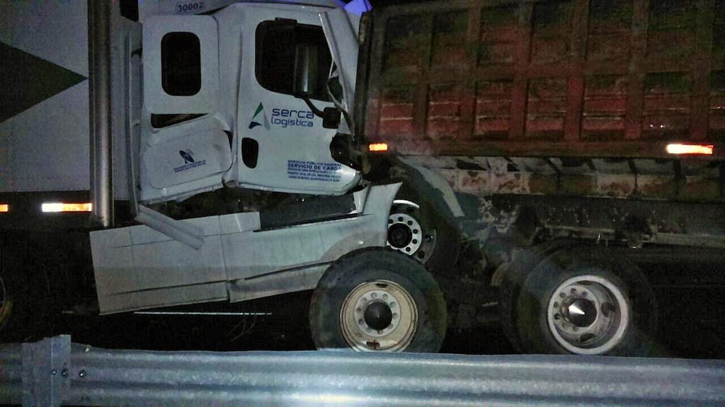 Chocan tráiler y camión de carga en la Durango-Torreón