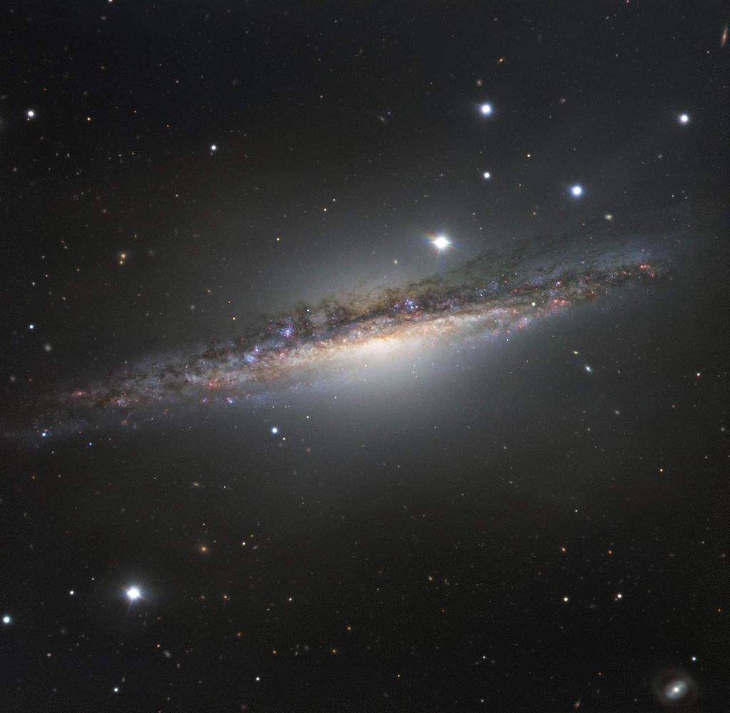 Galaxia NGC 1055, hermana mayor de la Vía Láctea