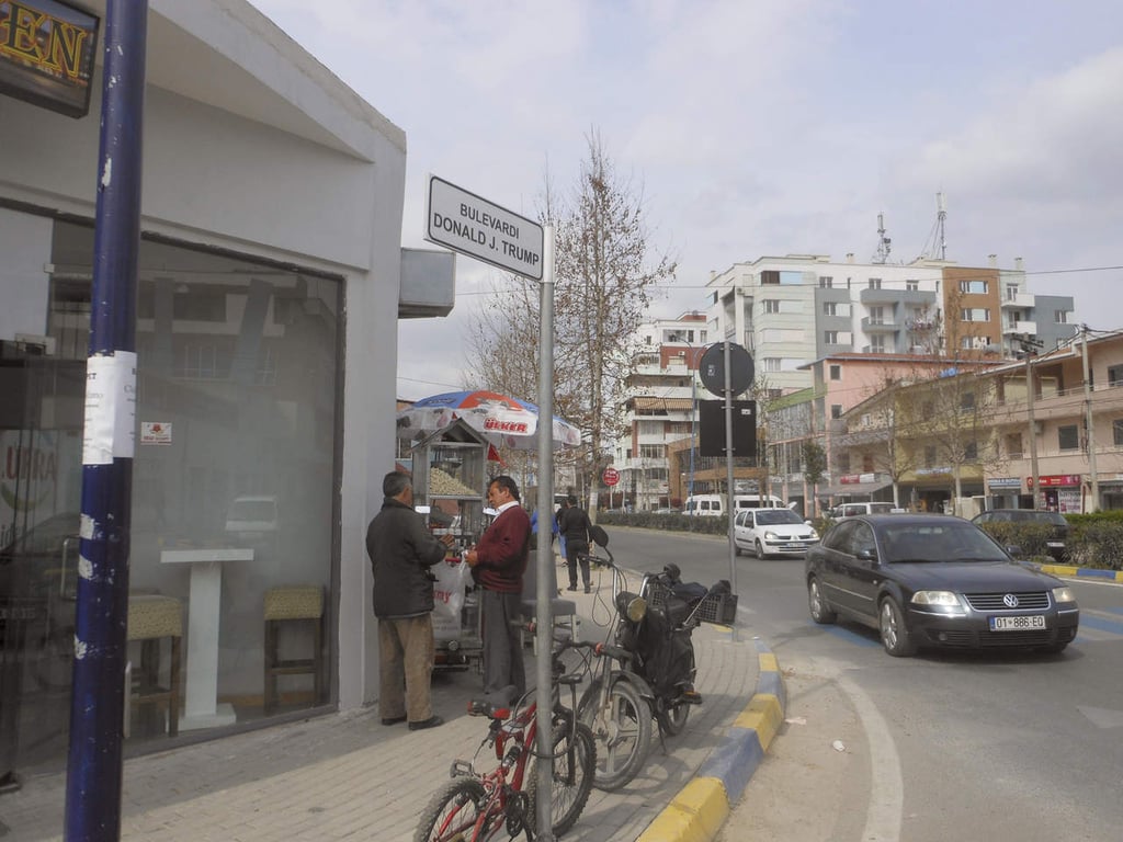 Ciudad albanesa dedica calle a Trump