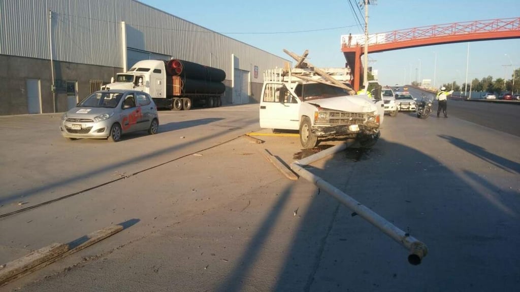 Camión choca y derriba arbotante en la carretera Torreón-Matamoros