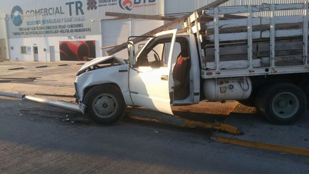 Camión choca y derriba arbotante en la Torreón-Matamoros