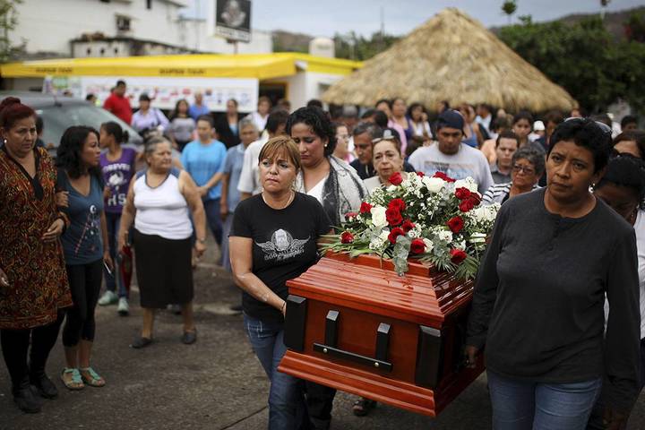 Drug cartels blamed for mass grave discovery