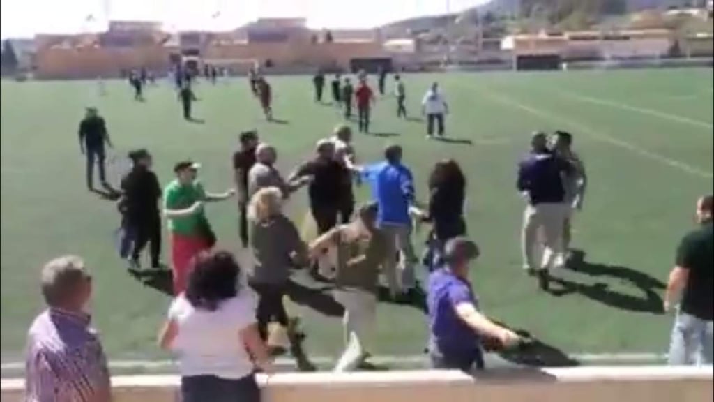 Pelea entre padres durante partido de futbol infantil