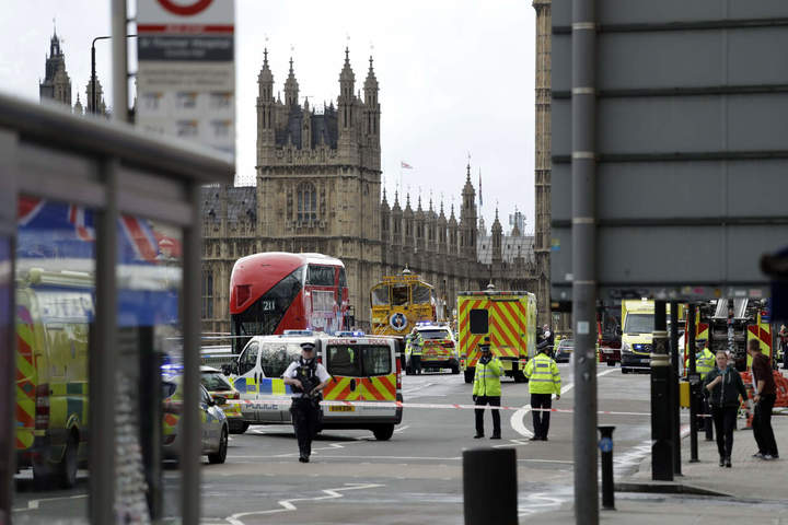 Tiroteo afuera de Parlamento británico deja varios heridos