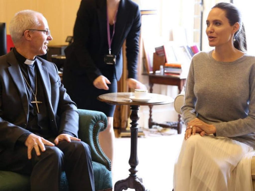 Por no llevar sostén a junta con arzobispo, critican a Angelina Jolie