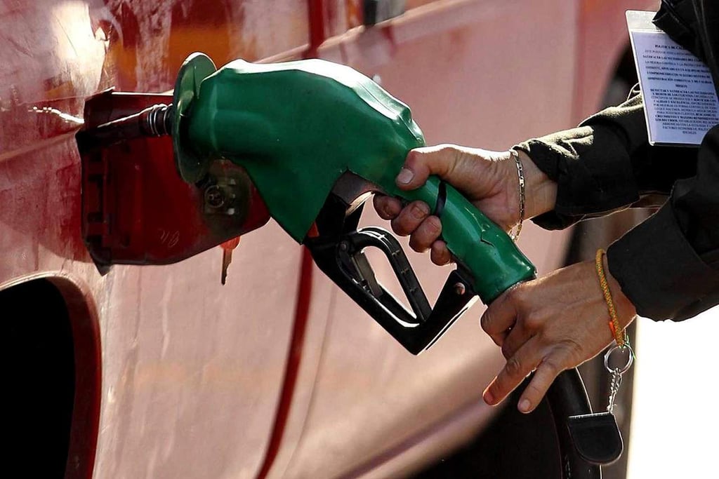 Precio de combustibles baja un centavo en Durango