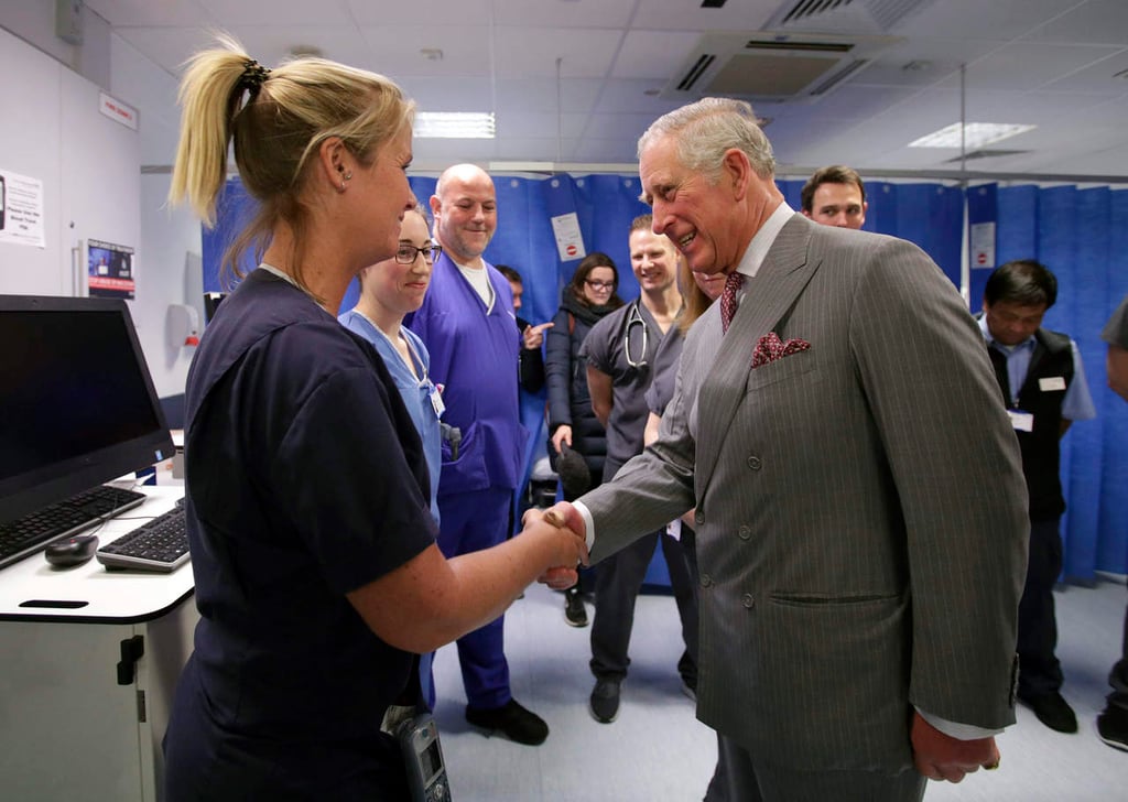 El príncipe Carlos visita en el hospital a las víctimas del atentado