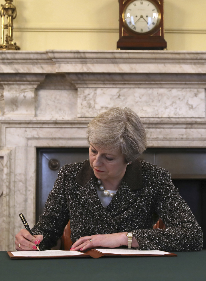 May firma la carta que inicia el Brexit