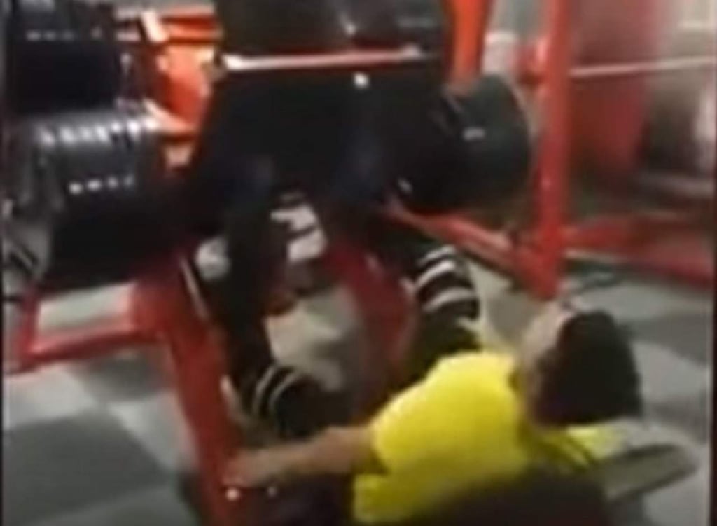 Hombre realizando ejercicios de press de banca en un gimnasio