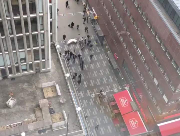 Camión atropella a una multitud en Estocolmo