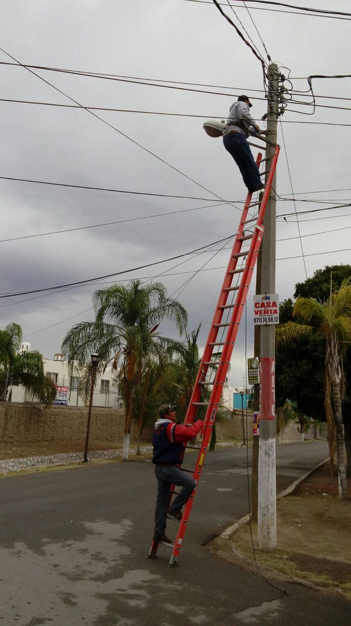 Reparan fallas de alumbrado público