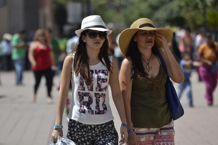 Tiene Durango ambiente caluroso y cielo medio nublado