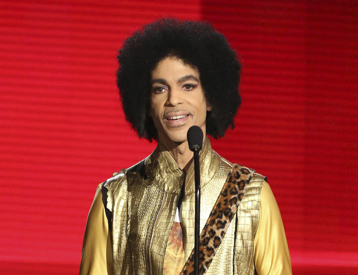 Apagan la voz de Prince a un año de su partida