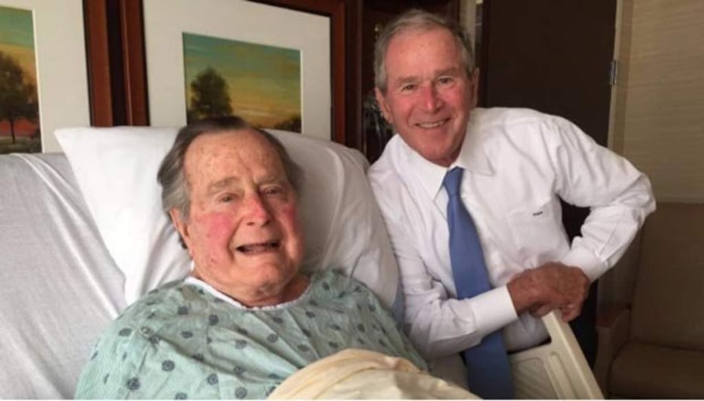 Muestra George Bush foto con su hijo durante recuperación en hospital