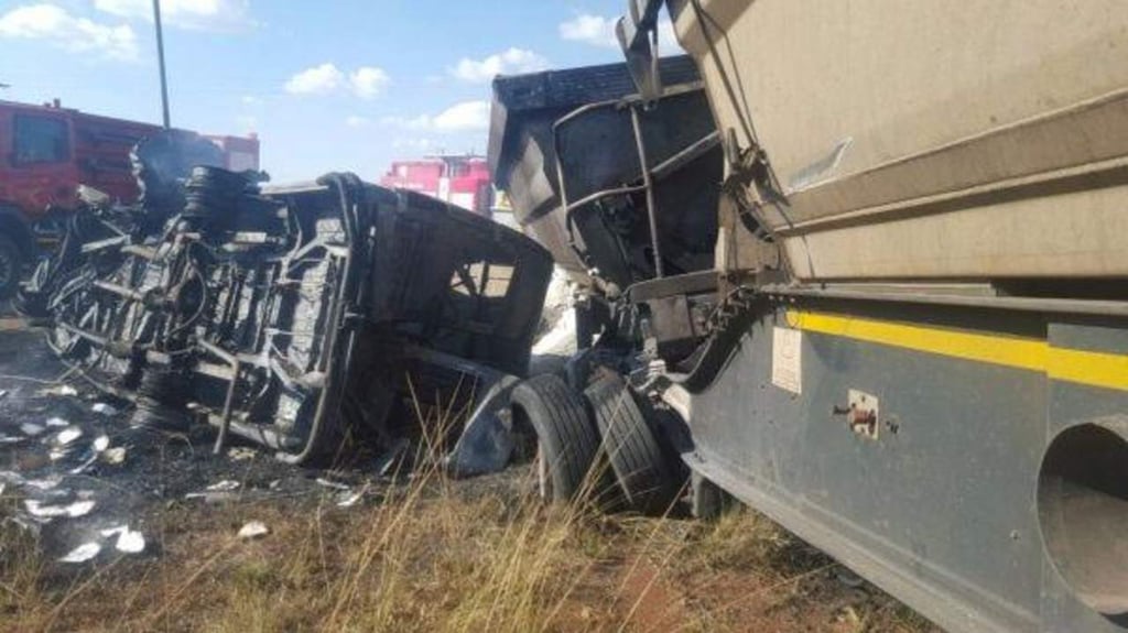 Mueren 20 en accidente de transporte escolar en Sudáfrica