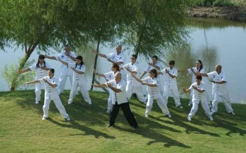 Práctica masiva de Tai Chi en Parque Fundadores