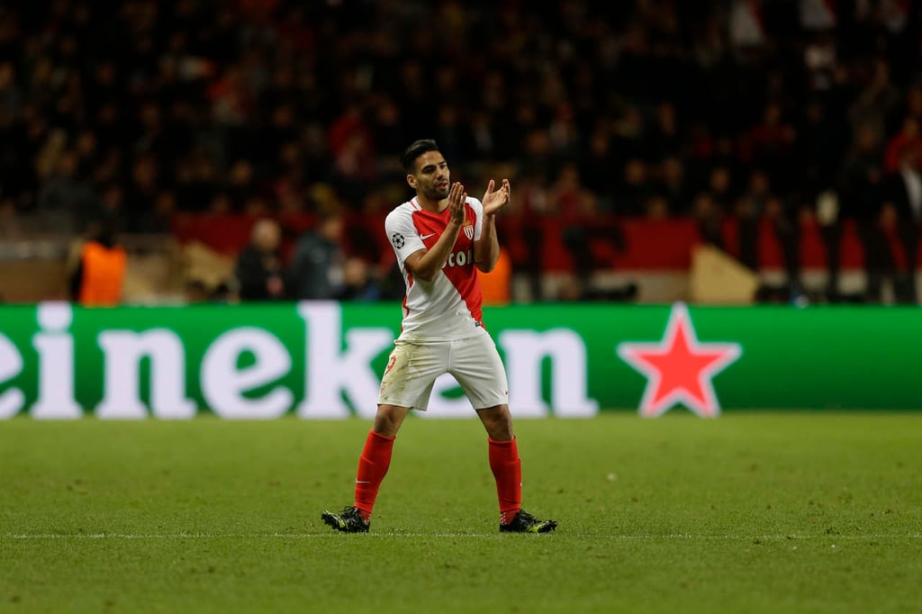 Mónaco vence a Lyon y recupera la cima en Francia