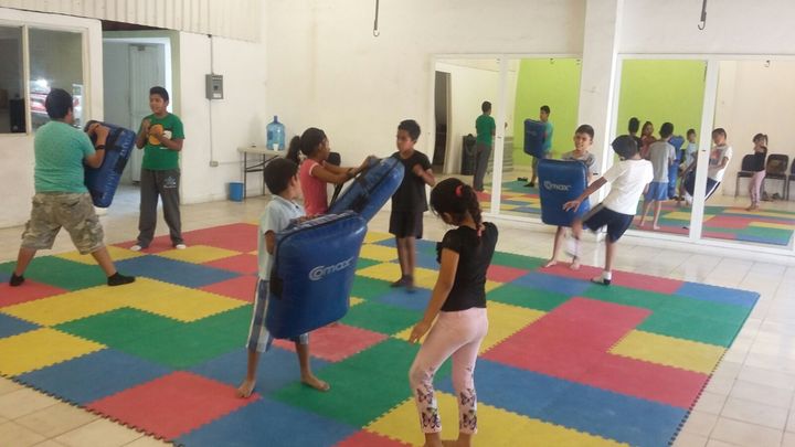 Niños aprenden artes marciales