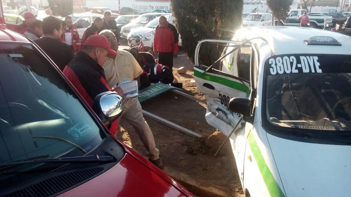 Colisión vehicular deja dos lesionados