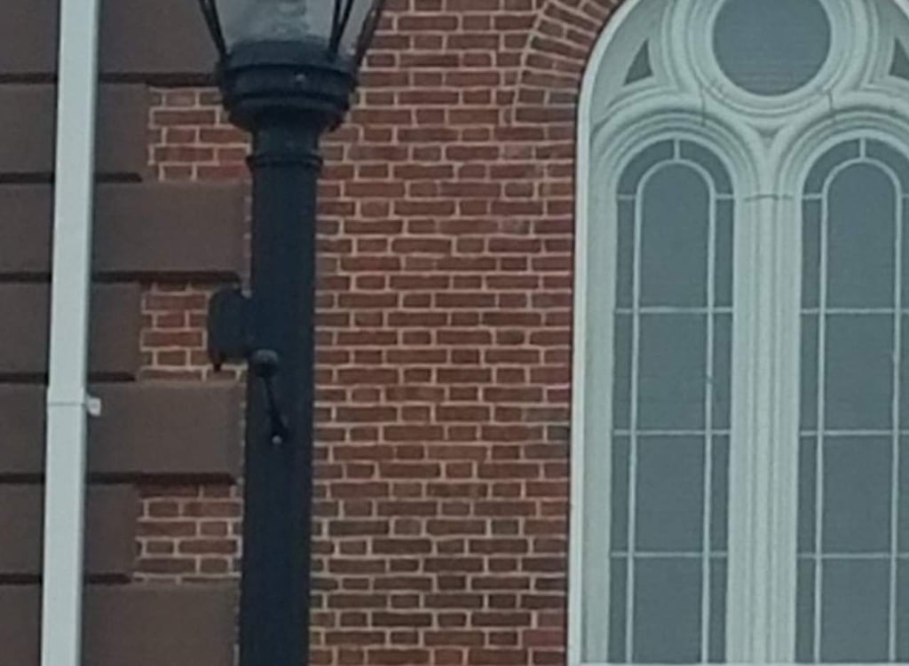 Encuentra una lámpara aparentemente embrujada, en Salem