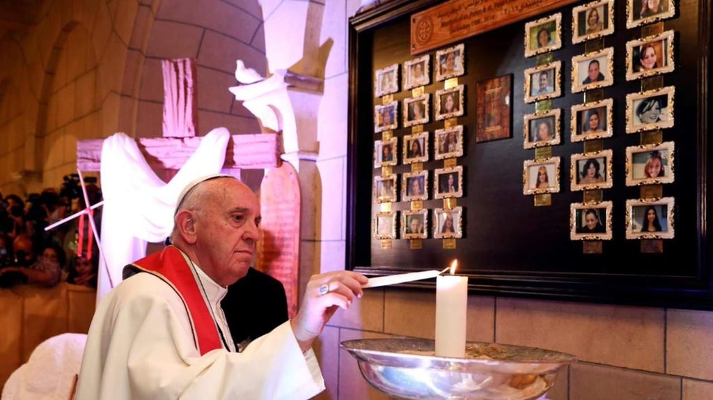 Reza el papa Francisco en iglesia egipcia atacada por el EI