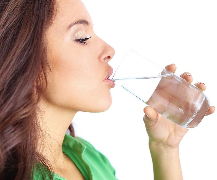 Beneficios de tomar agua en ayunas