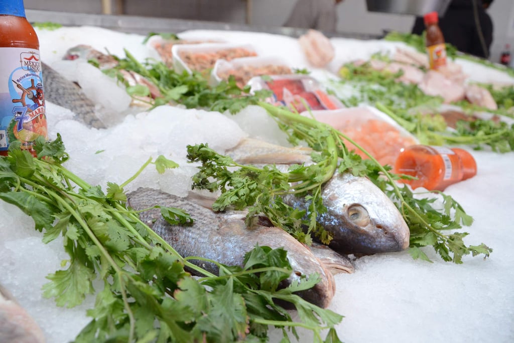 Evita el consumo de pescados y mariscos crudos