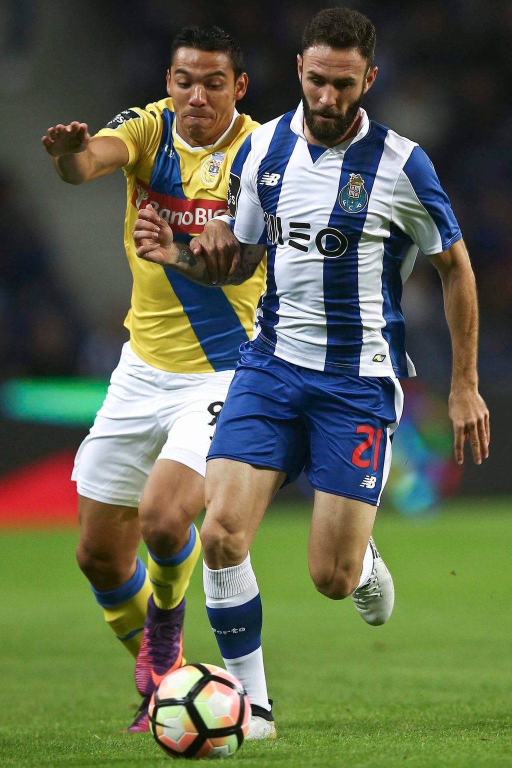 Miguel Layún con opciones de volver al once inicial del Porto