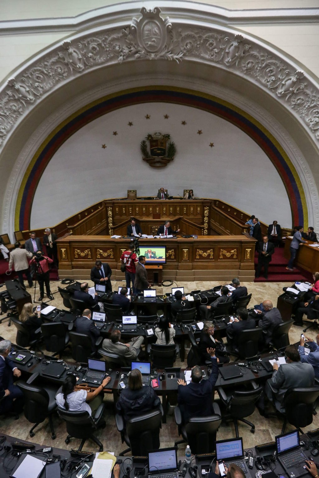 Parlamento y calles de Venezuela se rebelan contra 'golpe' de Maduro