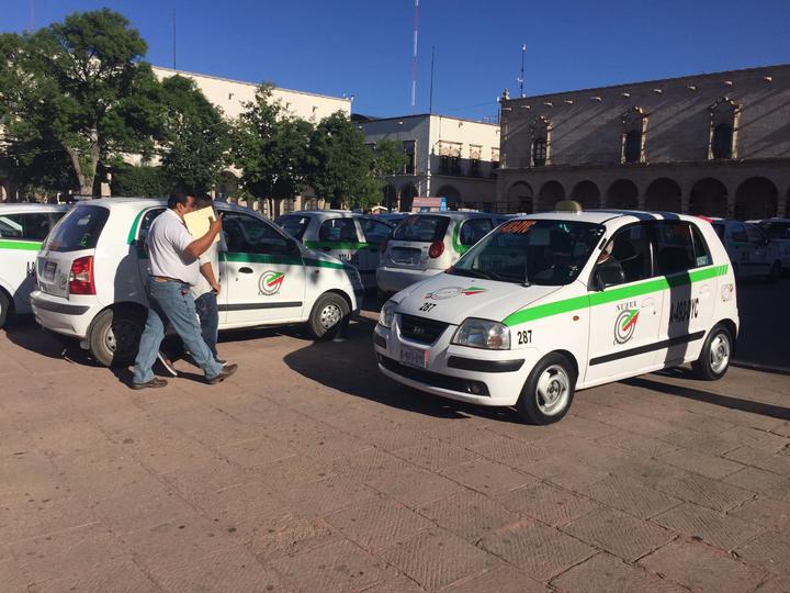 Taxistas se manifiestan en la plaza IV Centenario