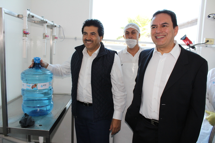Dr. Enríquez entrega el garrafón 20 mil del programa 'De Durango la mejor agua'