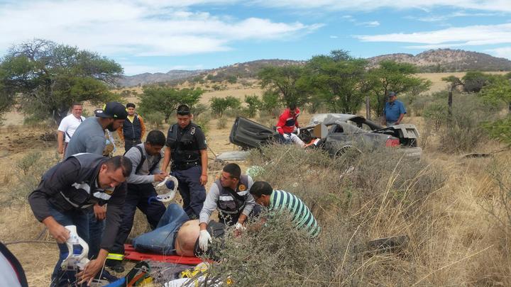 Vuelcan 3 personas en Canatlán; 2 graves