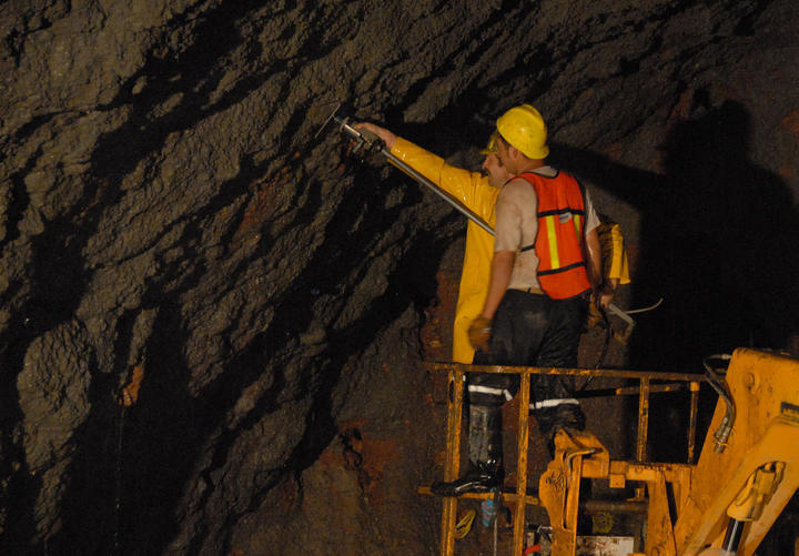 Despoja empresa canadiense a familia de mina en Durango