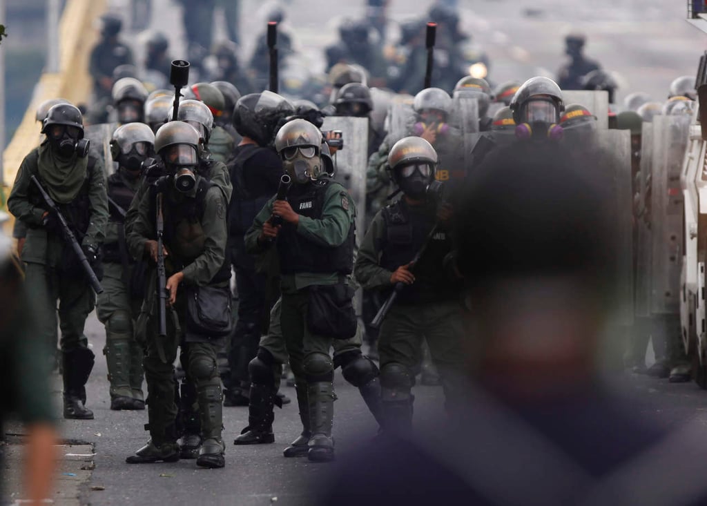 Publica exilio venezolano lista de militares que enjuician a estudiantes