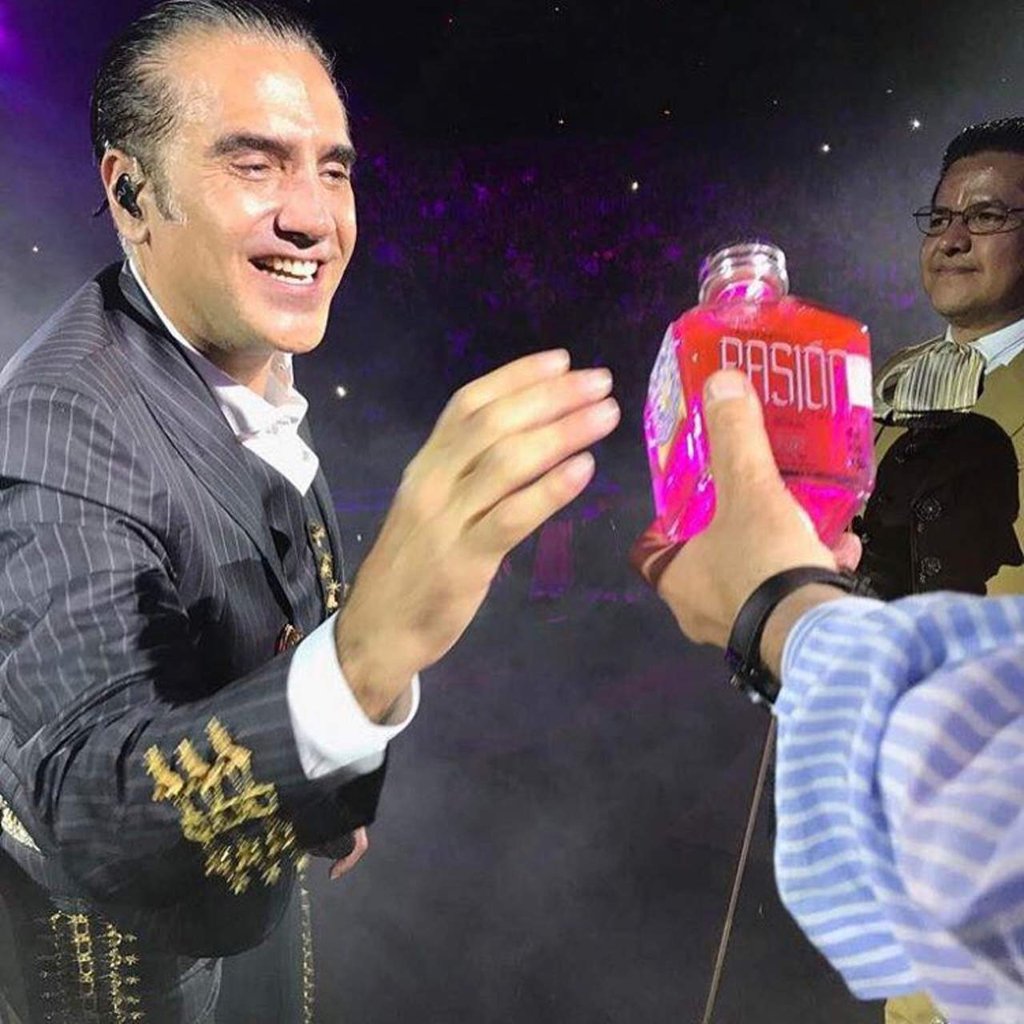 ¿Cuál fue el tequila que tomó 'El Potrillo' en show?