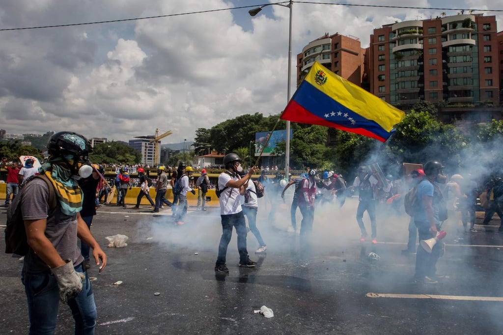 Policía reprime marcha en respeto a la Constitución de Venezuela