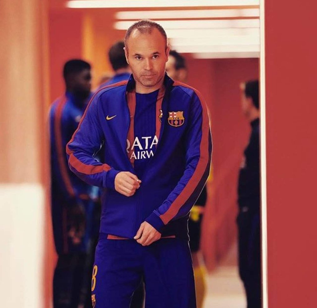 Andrés Iniesta celebra 33 años, referente en Barcelona