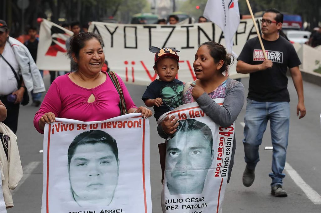 Padres de normalistas retiran bloqueo en Reforma; regresan a plantón