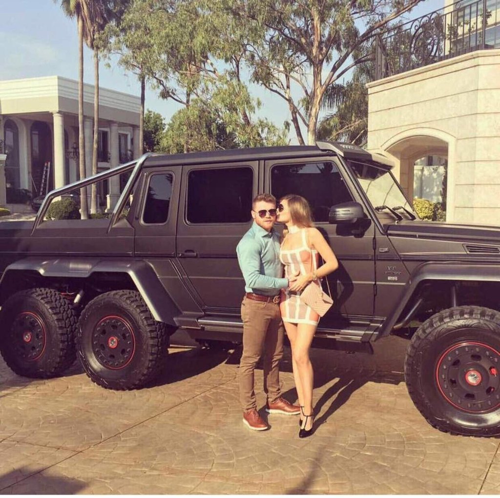 La camioneta millonaria de la que bajo 'Canelo' Álvarez