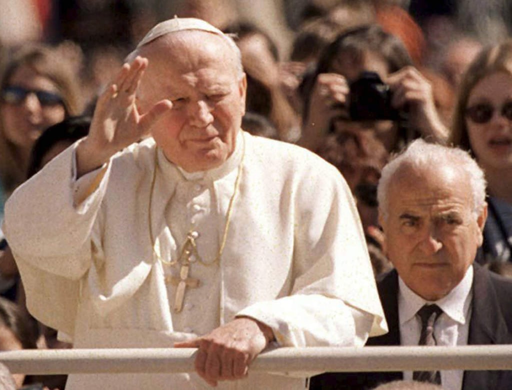 1981: El entonces Papa Juan Pablo II sufre un atentado