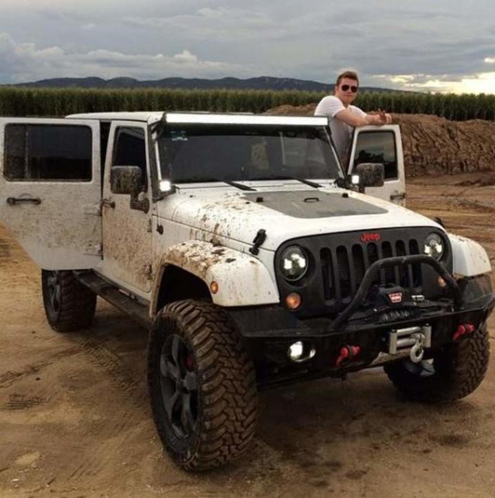 El 'Canelo' y sus autos millonarios