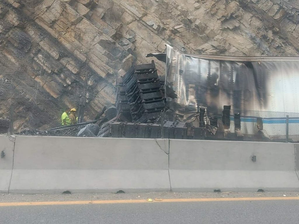 Muere hombre calcinado tras choque en carretera 57